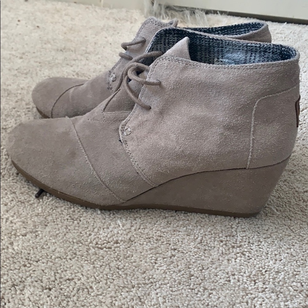 W9 on brand Toms wedge heel ankle boots